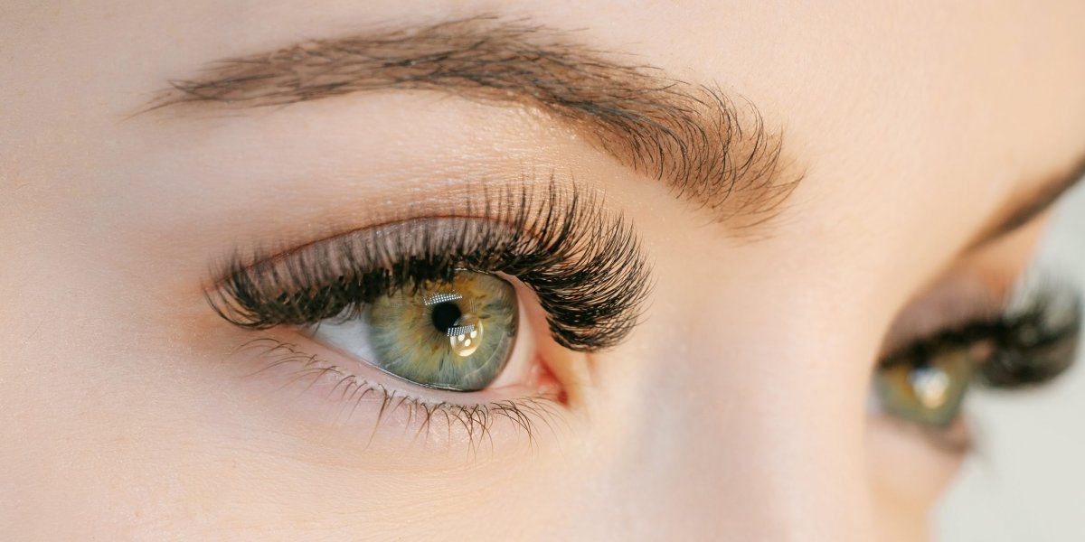 Eine Wimpernverlängerung ist eine elegante kosmetische Methode, bei der auf jede natürliche Wimper eine oder mehrere Wimpern aus Kunst- oder Naturhaar mit einem speziellen Kleber aufgebracht werden.