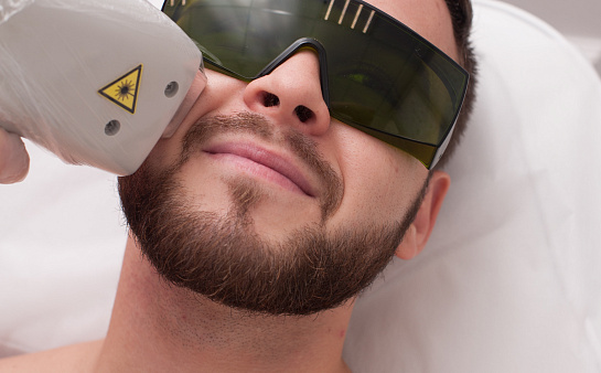 Gesicht eines Mannes bei einer Laserhaarentfernung